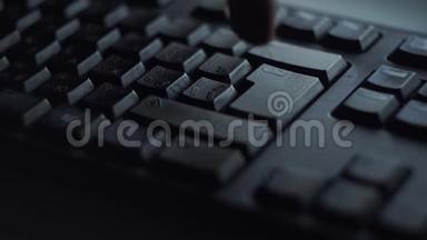 特写男按键盘键.. 人按下按钮进入电脑键盘.. 人`手按键盘轻